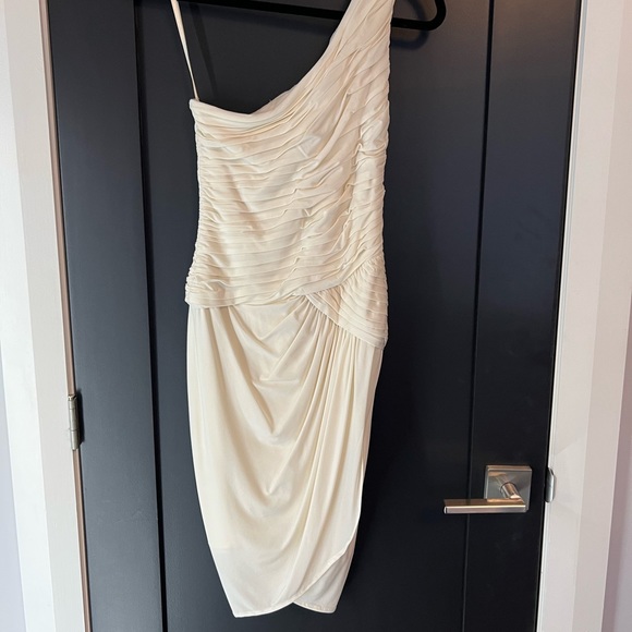 BCBG WHITE ONE SHOULDER DRESS - worn once! PERFECT FOR WEDDING SEASON! - Picture 5 of 6